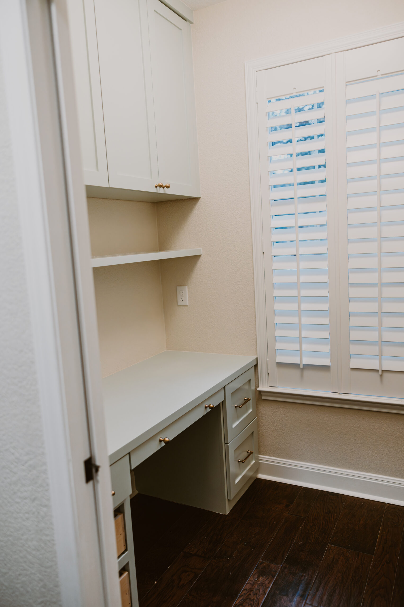 Built-In Office Desk in Seasalt Built-In Office Desk in Seasalt